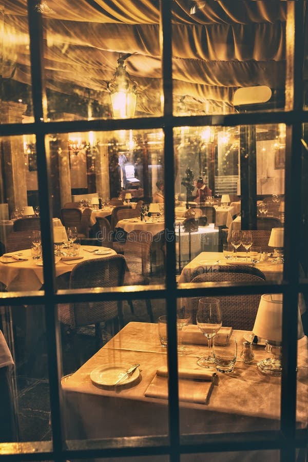Widok przez okno wśrodku romantycznej restauraci zdjęcie stock Widok przez okno wśrodku romantycznej restauraci zdjęcie stock