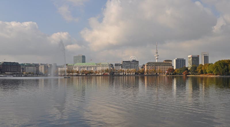 Widok przez Wewnętrznego Alster Jeziorny Binnenalster Hamburg obraz royalty free Widok przez Wewnętrznego Alster Jeziorny Binnenalster Hamburg obraz royalty free