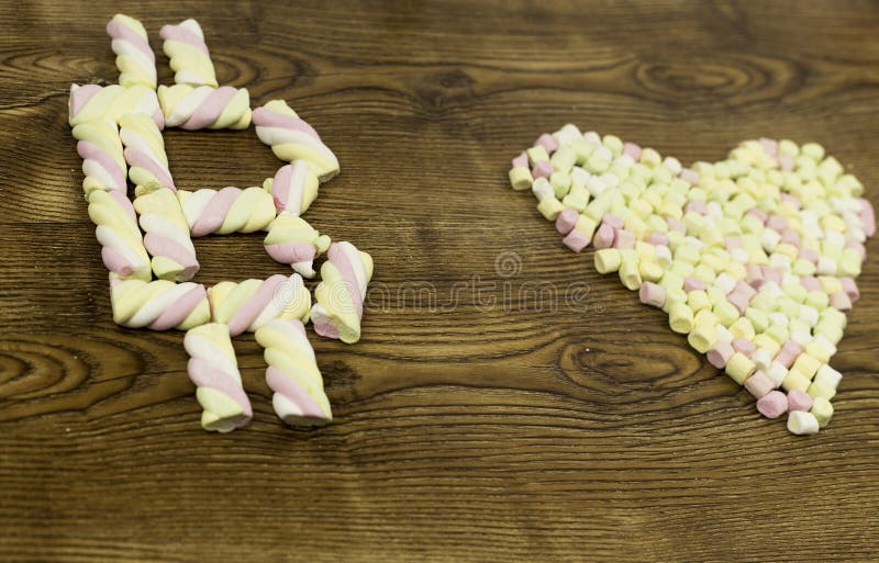 Widok przy rysujący serce z marshmallows i symbol spod spodu obraz stock Widok przy rysujący serce z marshmallows i symbol spod spodu obraz stock
