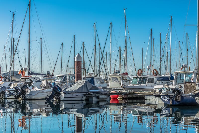 Widok rekreacyjne i intymne łodzie w Leca da Palmeira marina zdjęcie stock Widok rekreacyjne i intymne łodzie w Leca da Palmeira marina zdjęcie stock
