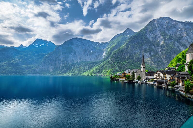 Widok sceniczny wioski i jeziora Hallstatt. obraz stock