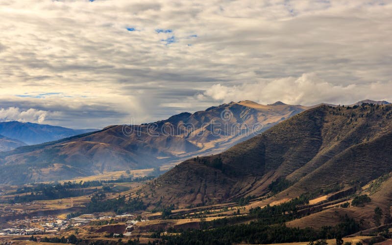 Widok sceniczny wzgórz i wsi fotografia stock