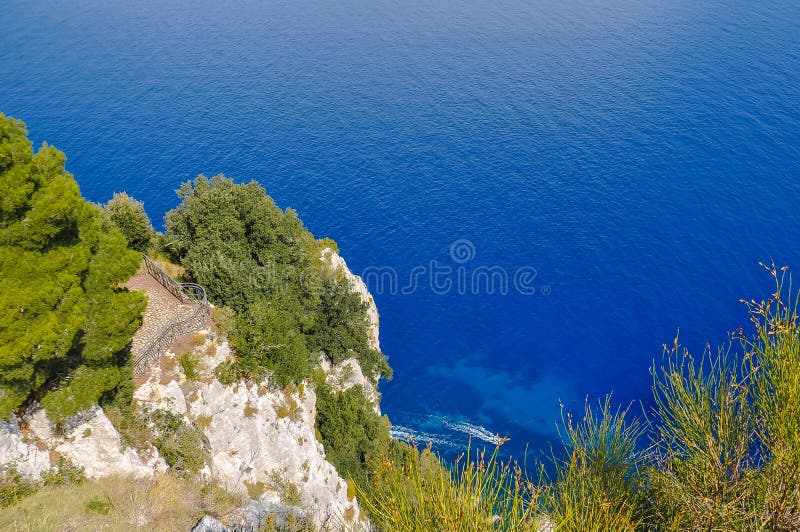 Widok skalisty wybrzeże wyspa Capri zdjęcia royalty free Widok skalisty wybrzeże wyspa Capri zdjęcia royalty free