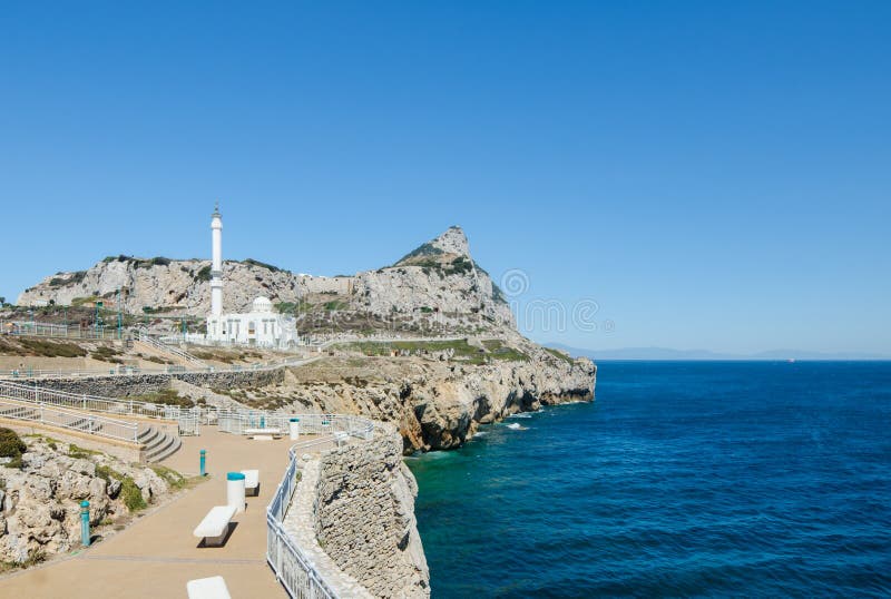 Widok skała Gibraltar i Ibrahim królewiątka Fahd kosza Abdulaziz al Meczetowy meczet od Europa punktu promena zdjęcia stock Widok skała Gibraltar i Ibrahim królewiątka Fahd kosza Abdulaziz al Meczetowy meczet od Europa punktu promena zdjęcia stock