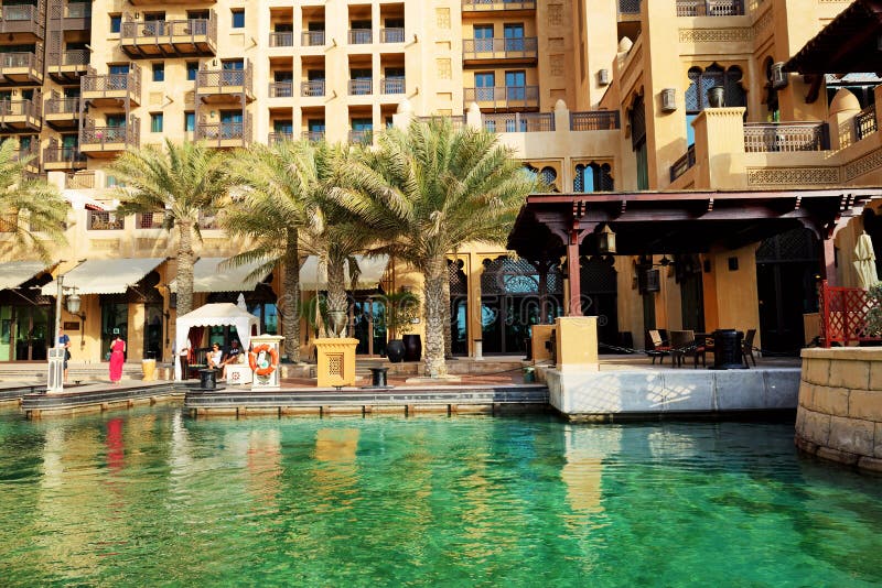 Widok Souk Madinat Jumeirah i turyści czeka abra łódź zdjęcia royalty free Widok Souk Madinat Jumeirah i turyści czeka abra łódź zdjęcia royalty free