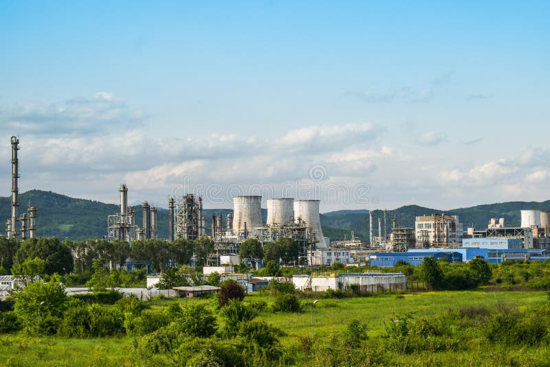 Widok stara elektrownia z dużymi betonowymi pami Spadać chemiczny komunistyczny przemysł fotografia stock Widok stara elektrownia z dużymi betonowymi pami Spadać chemiczny komunistyczny przemysł fotografia stock