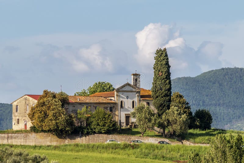 Widok starożytnego kościoła san zio cerreto guidi florence włochy na wzgórzu w toskańskiej wsi