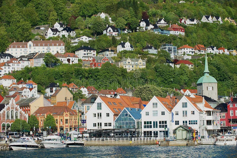 BERGEN NORWEGIA, CZERWIEC, - 06, 2010: Widok starzy budynki w Bergen, Norwegia