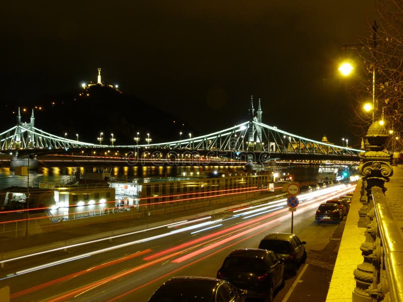 Widok swoboda most w Budapest z Gellert wzgórzem obraz stock Widok swoboda most w Budapest z Gellert wzgórzem obraz stock