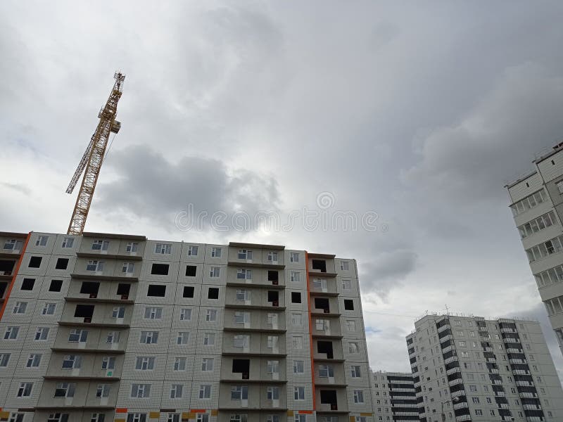 Widok terenu budowy. wielonarodowe monotonne domy na niebie zdjęcia stock