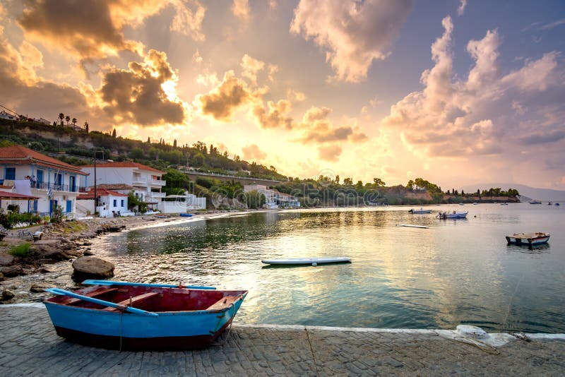 Widok tradycyjna wioska rybacka Koroni, Grecja fotografia stock Widok tradycyjna wioska rybacka Koroni, Grecja fotografia stock