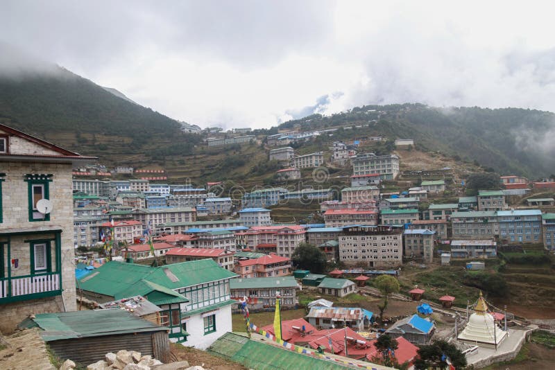 Widok w wiosce Namche Bazaar w drodze do obozu Everest w Nepalu Namche bazaar jest sławnym miejscem z rynkiem i fotografia royalty free