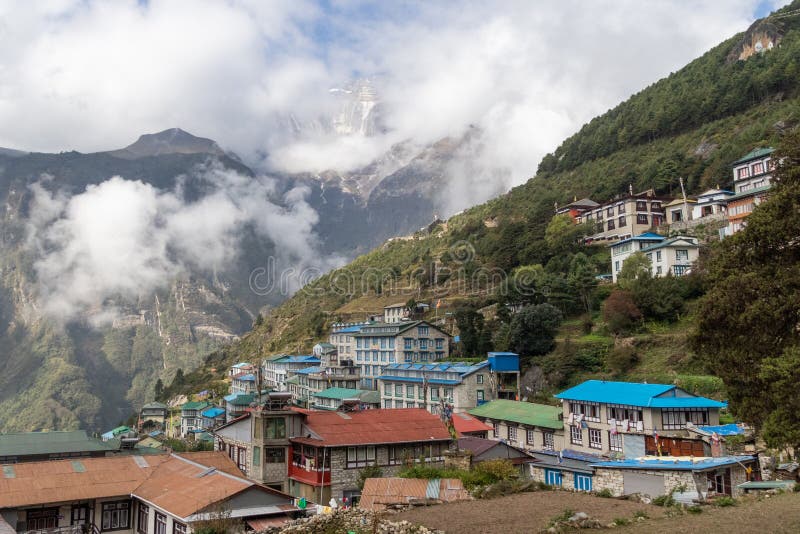 Widok w wiosce Namche Bazaar w drodze do obozu Everest w Nepalu Namche bazaar jest sławnym miejscem z rynkiem i obraz royalty free