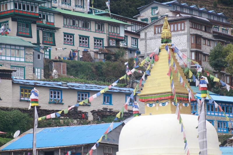 Widok w wiosce Namche Bazaar w drodze do obozu Everest w Nepalu Namche bazaar jest sławnym miejscem z rynkiem i obraz royalty free