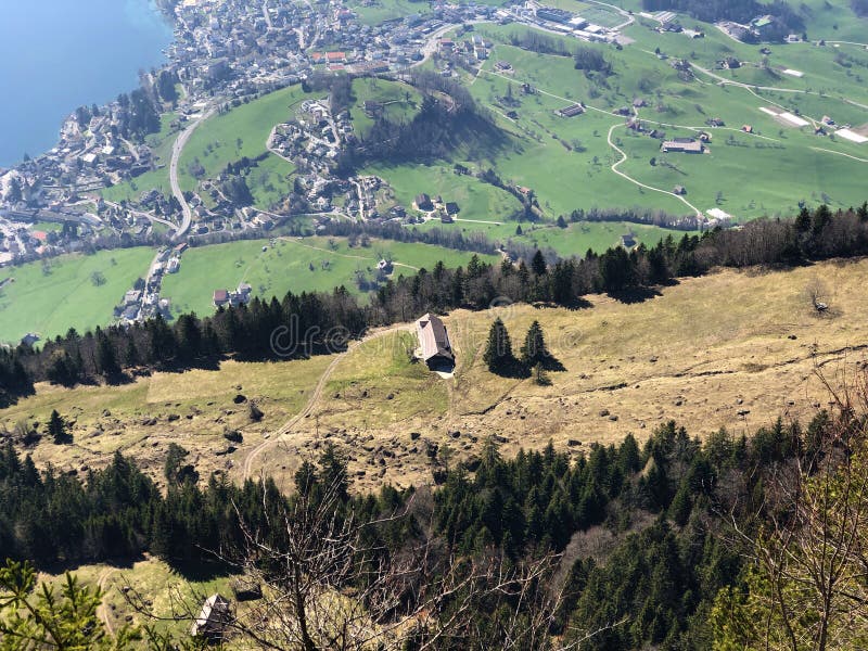 Widok Weggis wioska na brzeg Jeziorna lucerna Vierwaldstätersee pod Rigi górą fotografia stock Widok Weggis wioska na brzeg Jeziorna lucerna Vierwaldstätersee pod Rigi górą fotografia stock