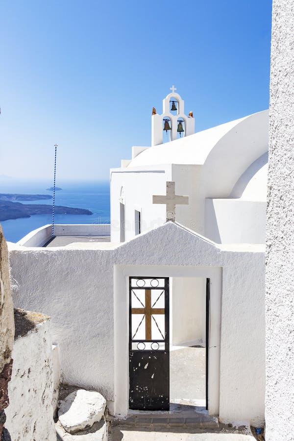 Widok wejście biała kaplica w Fira, Santorini, Grecja obrazy royalty free Widok wejście biała kaplica w Fira, Santorini, Grecja obrazy royalty free