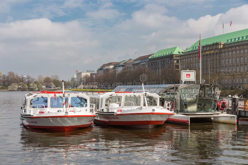 Widok widzii statki przygotowywających dla odjazdu w Hamburg, Niemcy fotografia royalty free Widok widzii statki przygotowywających dla odjazdu w Hamburg, Niemcy fotografia royalty free