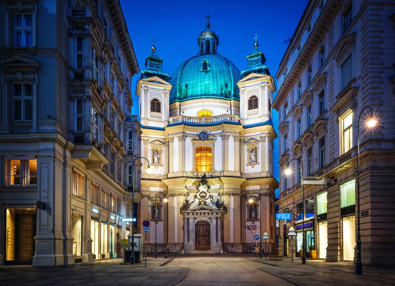 Widok wieczór świętego Peter kościół w historycznym centrum miasto, vienna obraz stock Widok wieczór świętego Peter kościół w historycznym centrum miasto, vienna obraz stock