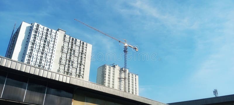 Widok wielobiegunowego budynku na jasnoniebieskim niebie w tle