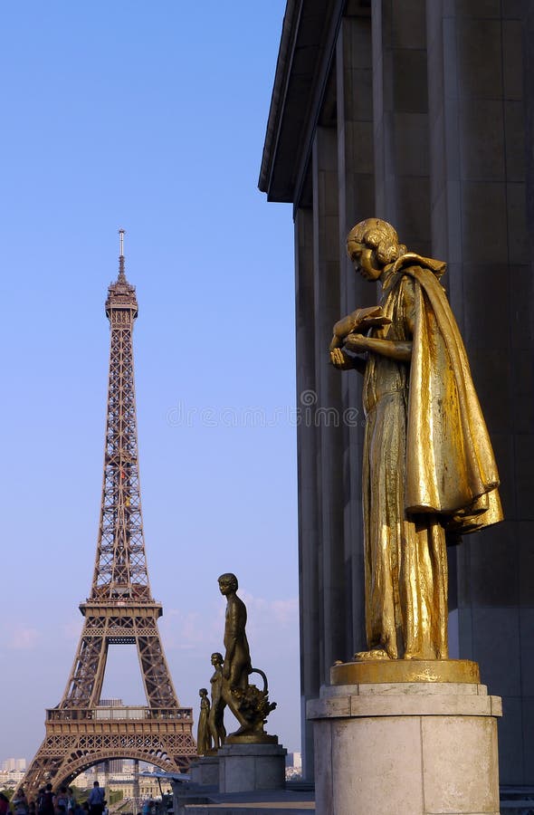 Widok wieża eifla od trocadero, z złotymi statuami zdjęcia royalty free Widok wieża eifla od trocadero, z złotymi statuami zdjęcia royalty free