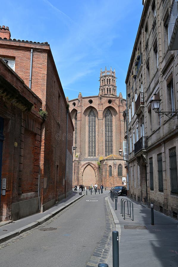Widok wieży dzwonowej i nakładanie guzików wzdłuż zewnętrznej części kościoła jacobinów z rue josephlakanal toulouse zdjęcia stock