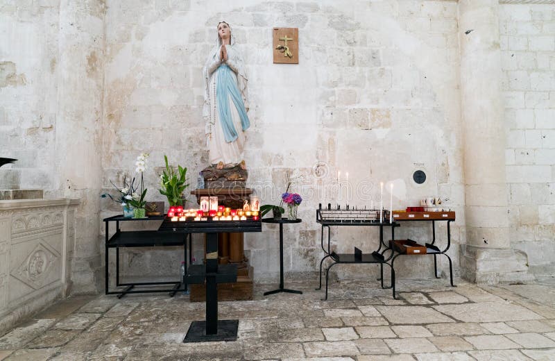 Widok wnętrza kościoła św. Georgesa w Boscherville z posągiem religijnym i świecami zdjęcia stock Widok wnętrza kościoła św. Georgesa w Boscherville z posągiem religijnym i świecami zdjęcia stock