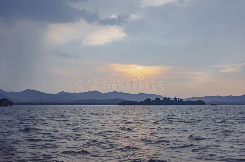 Widok wyspy i wzgórza nad Zachodnim jeziorem w Hangzhou, Chiny, przy zmierzchem fotografia royalty free Widok wyspy i wzgórza nad Zachodnim jeziorem w Hangzhou, Chiny, przy zmierzchem fotografia royalty free