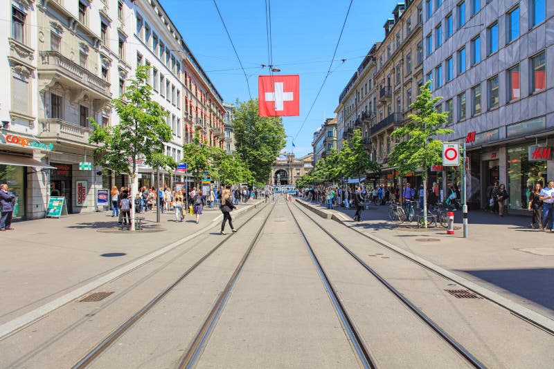 Widok wzdłuż Bahnhofstrasse ulicy w Zurich, Szwajcaria zdjęcie royalty free Widok wzdłuż Bahnhofstrasse ulicy w Zurich, Szwajcaria zdjęcie royalty free
