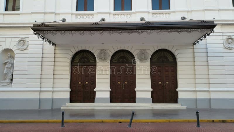 Widok z bliska na teatr narodowy panama w casco antiguo panama