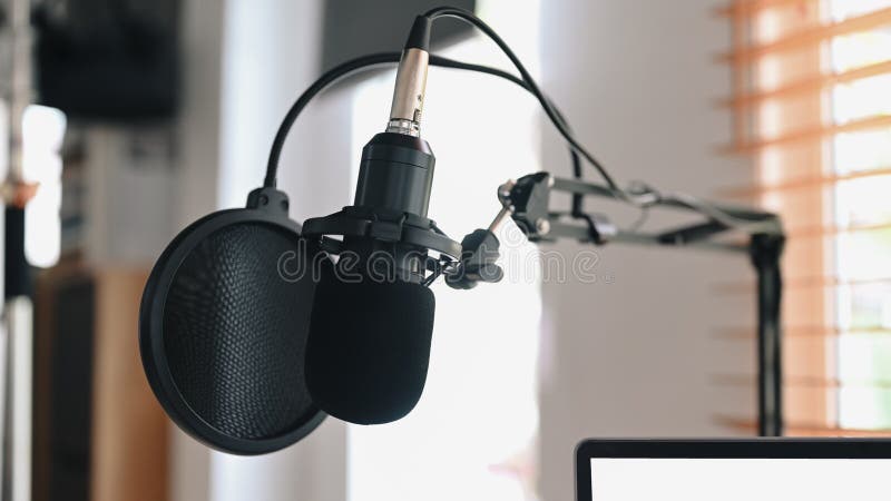 Widok z bliska profesjonalny mikrofon w domu studio podcast wnętrze. koncepcja sprzętu technicznego i audio zdjęcie stock
