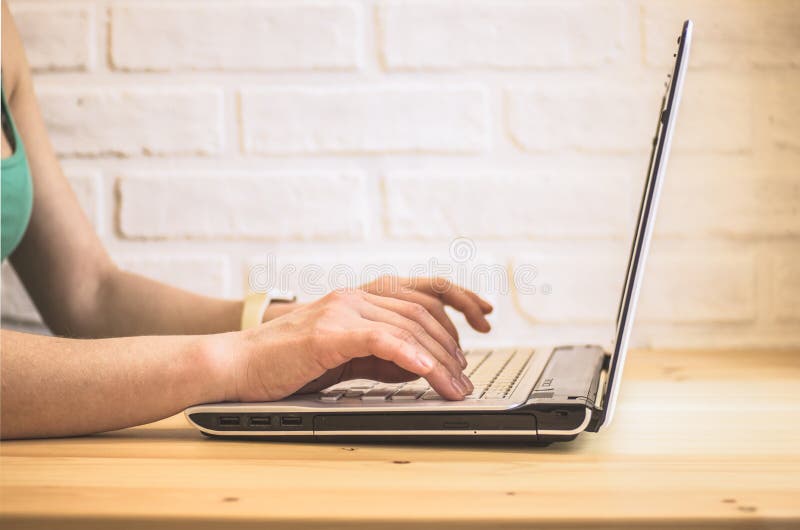 Widok z boku kobiety na stoliku pracującej na białym laptopie obraz royalty free