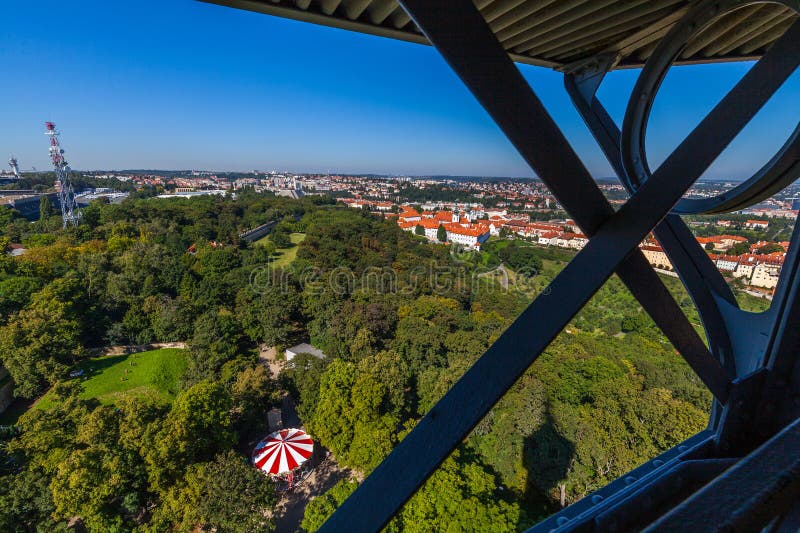 Widok z góry z metalowej konstrukcji, z widokiem na zalesiony park z czerwono-białym parasolem, krajobraz miejski z czerwonymi dac obrazy royalty free