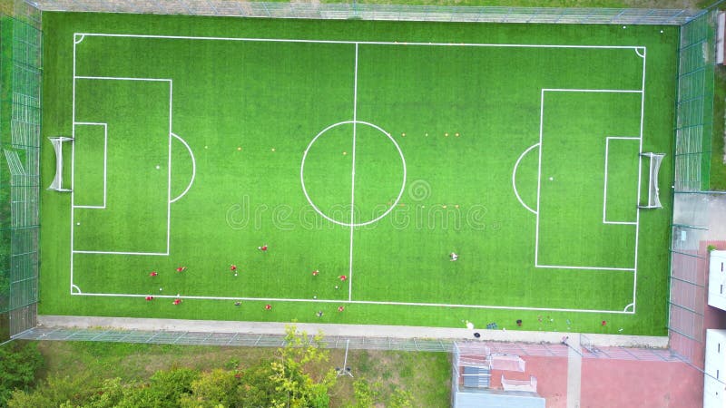 Widok z góry na górę piłki nożnej. stadion. boisko do piłki nożnej. piłka nożna. gry na wolnym powietrzu. gry zespołowe płaski