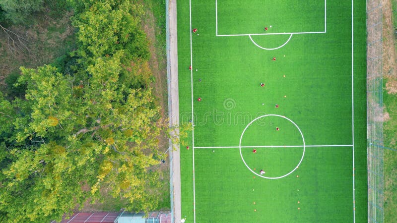 Widok z góry na górę piłki nożnej. stadion. boisko do piłki nożnej. piłka nożna. gry na wolnym powietrzu. gry zespołowe płaski