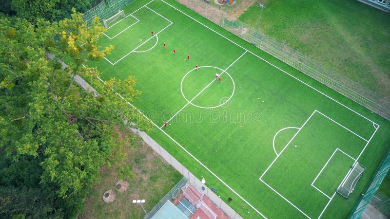 Widok z góry na górę piłki nożnej. stadion. boisko do piłki nożnej. piłka nożna. gry na wolnym powietrzu. gry zespołowe płaski