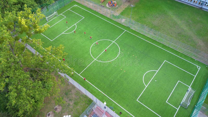 Widok z góry na górę piłki nożnej. stadion. boisko do piłki nożnej. piłka nożna. gry na wolnym powietrzu. gry zespołowe płaski