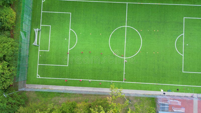 Widok z góry na górę piłki nożnej. stadion. boisko do piłki nożnej. piłka nożna. gry na wolnym powietrzu. gry zespołowe płaski