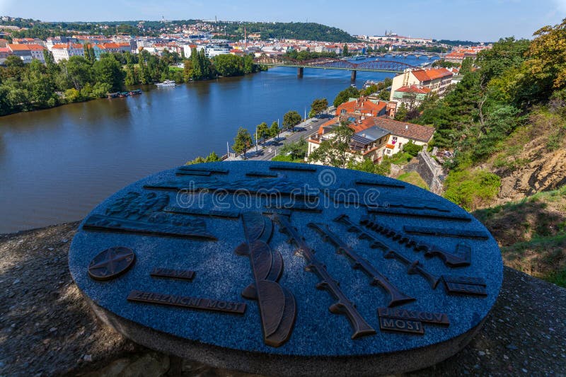 Widok z góry na rzekę przepływającą przez miasto z mostami, budynkami i odległą panoramą fotografia stock