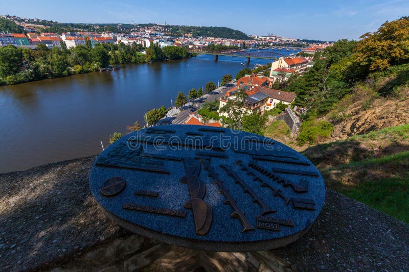 Widok z góry na rzekę przepływającą przez miasto z mostami, budynkami i odległą panoramą zdjęcie stock
