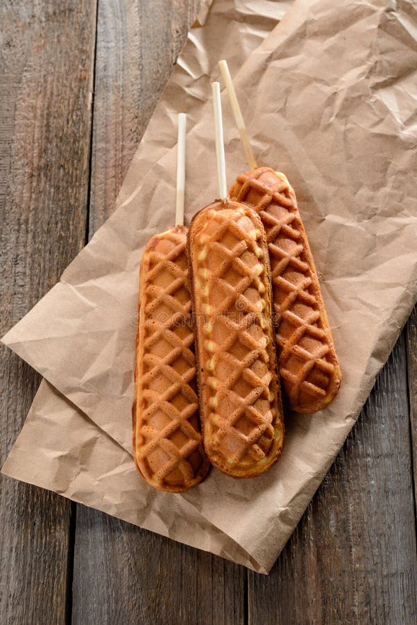 Widok z góry na waffle corndogs na drewnianym tle obrazy royalty free