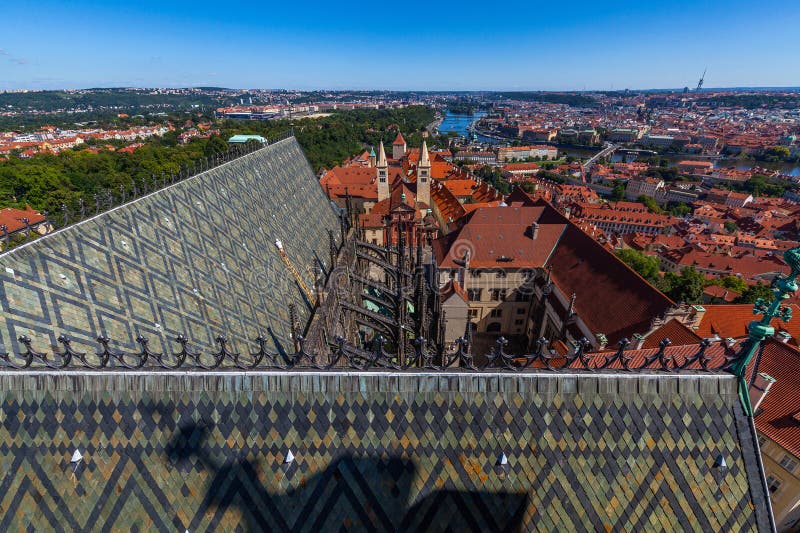 Widok z góry z ozdobnego dachu katedry, wychodzący na panoramę miasta z budynkami o czerwonych dachach obraz stock