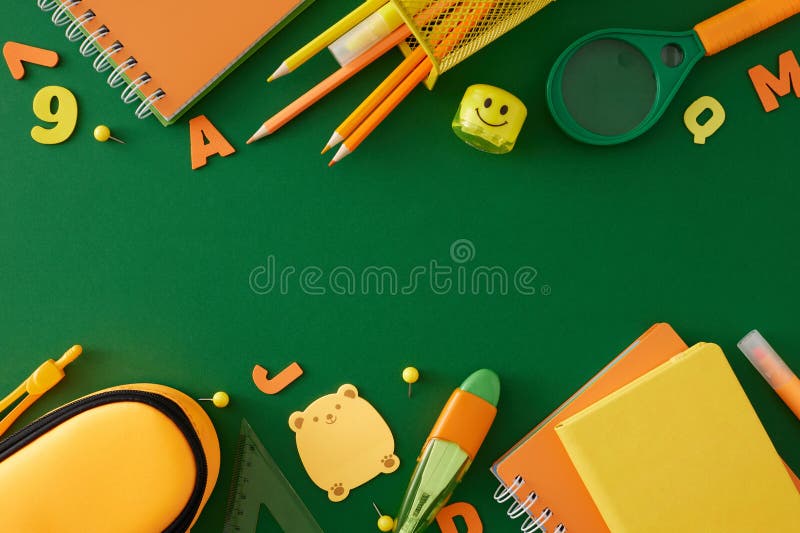 Widok z góry płaski papier szkolny kolorowe litery i cyfry na zielonym tle fotografia royalty free
