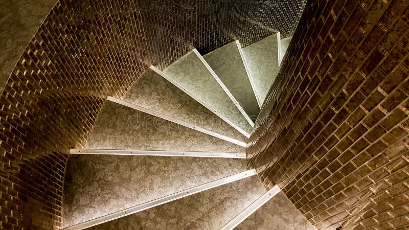 Widok z góry skalnych schodów spiralnych wąskich wyłożonych płytkami ceramicznymi brązowymi zdjęcia stock Widok z góry skalnych schodów spiralnych wąskich wyłożonych płytkami ceramicznymi brązowymi zdjęcia stock