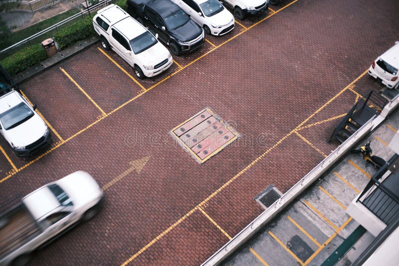 Widok z góry zamazanych przejazdów ciężarówek przez puste parkingi obrazy royalty free