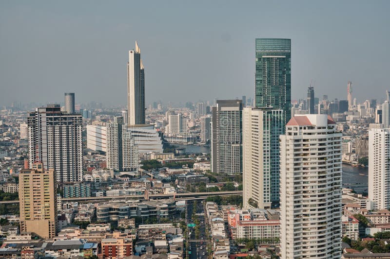 Widok z lotu ptaka bangkok. Wznoszenie się miasta bangkok wzdłuż rzeki chao phraya
