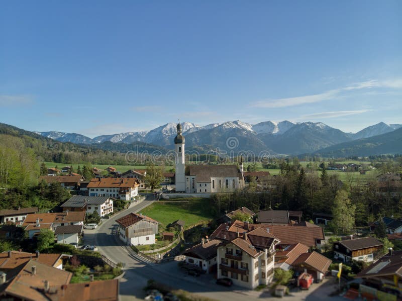 Widok z lotu ptaka Bawarski krajobraz z alps i niebieskim niebem zdjęcia stock Widok z lotu ptaka Bawarski krajobraz z alps i niebieskim niebem zdjęcia stock