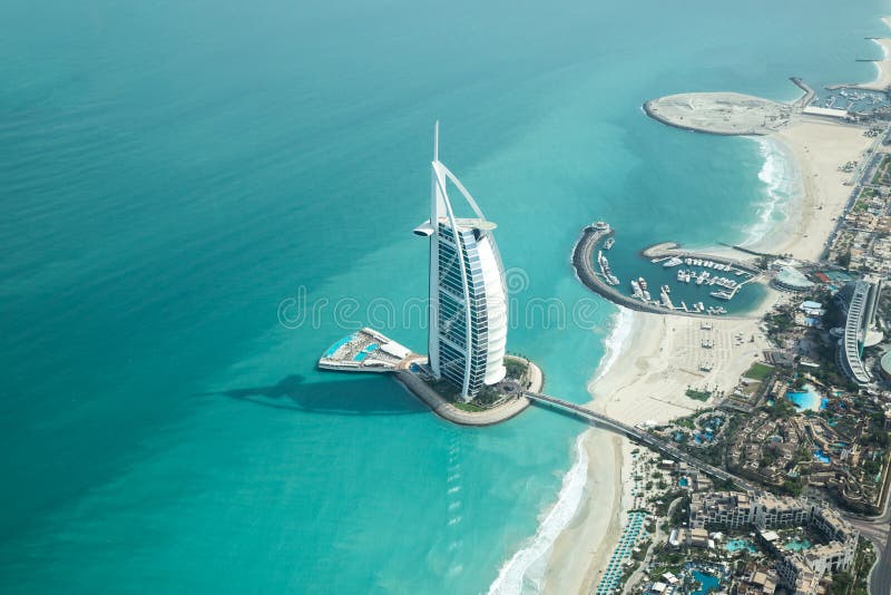 Widok z lotu ptaka Burj Al arab na pięknym słonecznym dniu zdjęcia royalty free Widok z lotu ptaka Burj Al arab na pięknym słonecznym dniu zdjęcia royalty free