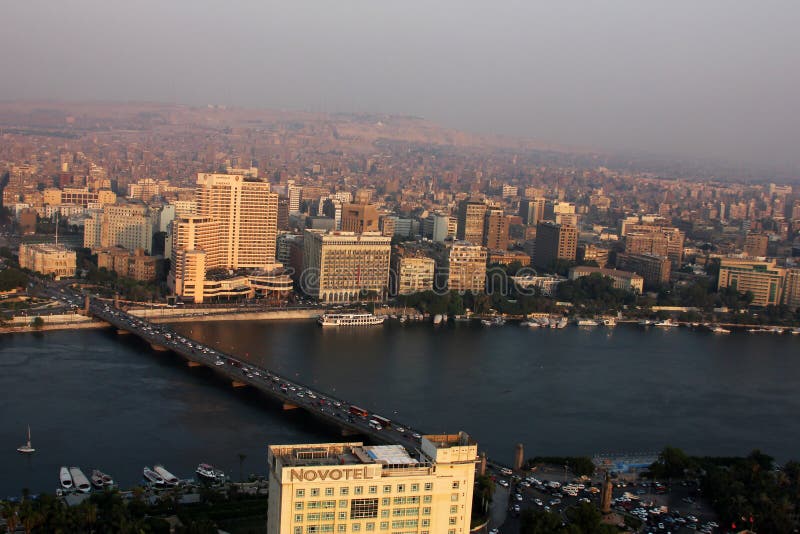 Widok z lotu ptaka Cairo z Nile podczas zmierzchu w Egypt w Africa obraz royalty free Widok z lotu ptaka Cairo z Nile podczas zmierzchu w Egypt w Africa obraz royalty free