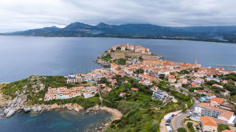 Widok z lotu ptaka Calvi Corsica z cytadelą i linią brzegową. obraz stock