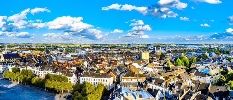 Widok z lotu ptaka historyczny miasto Maastricht w holandiach jak widzieć od wierza StJohn kościół